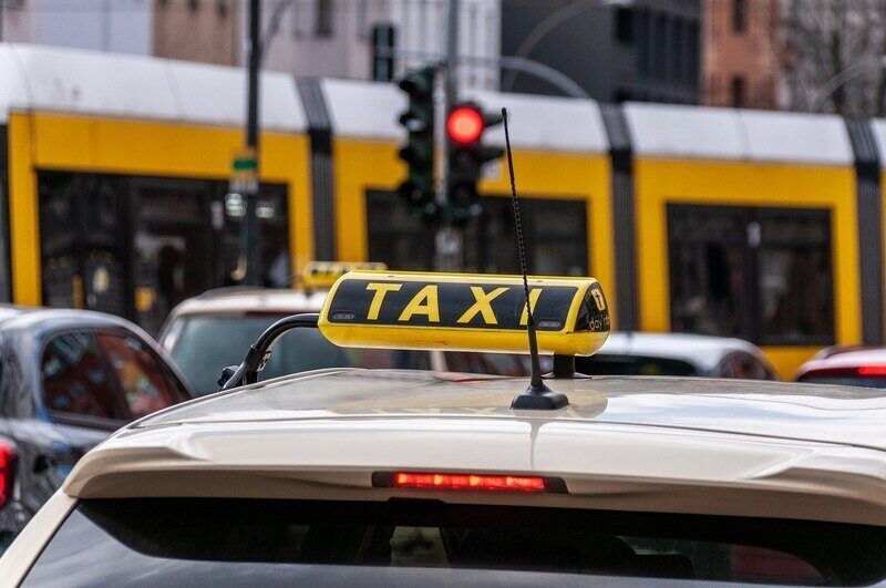 Taksówkarz - jak wygląda dzień pracy? Jaka jest ścieżka kariery i zarobki?